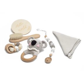 Babaváró ajándékcsomag (koala) - 6db-os szett, természetes anyagból, horgolt koala motívum   Babaváró ajándékcsomag (koala) - 6db-os szett, természetes anyagból, horgolt koala motívum