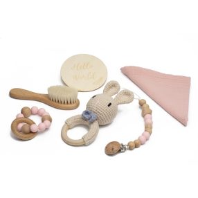 Babaváró ajándékcsomag - nyuszis, kék nyakkendővel - 6db-os szett, természetes anyagból, horgolt nyuszi motívum   Babaváró ajándékcsomag - nyuszis, kék nyakkendővel - 6db-os szett, természetes anyagból, horgolt nyuszi motívum